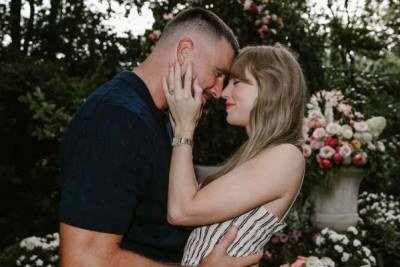Taylor Swift e Travis Kelce ficaram noivos em agosto de 2025 -  (crédito: Reprodu&ccedil;&atilde;o/Redes sociais)