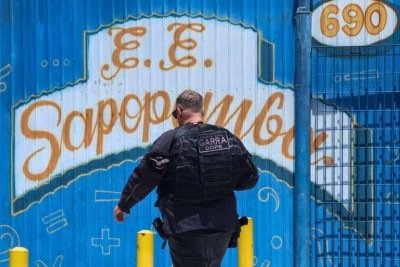 Policial na frente da Escola Estadual Sapopemba, zona leste de São Paulo, onde uma estudante foi morta em ataque em 2023  -  (crédito: Danilo Verpa - 23.out.23/Folhapress)