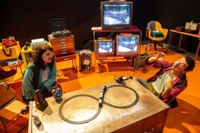 Neise Neves e Léo Quintão contracenam com objetos ultrapassados, derrotados pela tecnologia, mas que ainda funcionam neste mundo digital -  (crédito: Guto Muniz/Divulgação)