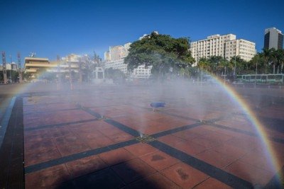 Clima com direito a arco- iris produzido pela refração da luz do sol com a água da fonte na Praça da Estação, no Centro de Belo Horizonte -  (crédito: Leandro Couri/EM/D.A. Press)