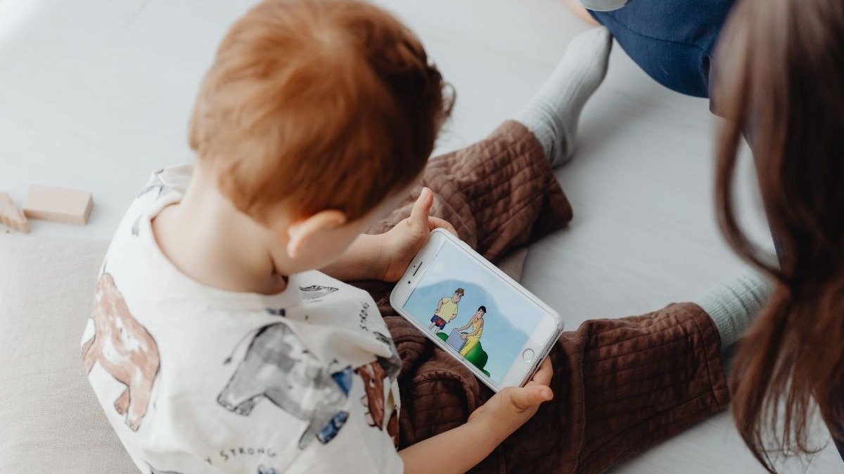 O uso de telas por crian&ccedil;as pequenas exige aten&ccedil;&atilde;o e limites dos pais para evitar preju&iacute;zos ao desenvolvimento e &agrave; sa&uacute;de infantil. -  (crédito: Karola G de Pexels)