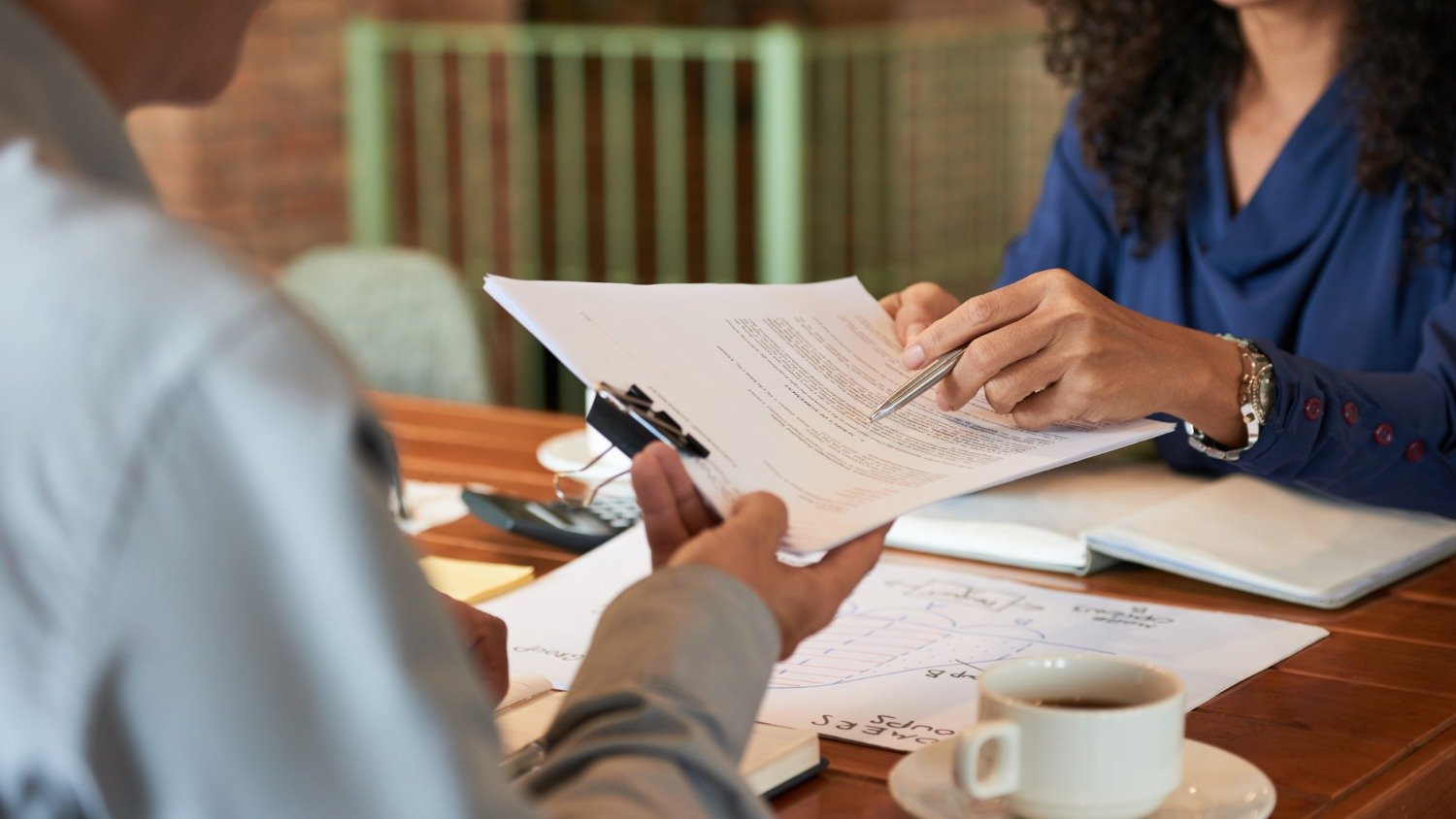 Discuss&atilde;o de documentos sobre regras trabalhistas, ponto crucial em casos de demiss&atilde;o por justa causa. -  (crédito: Freepik)