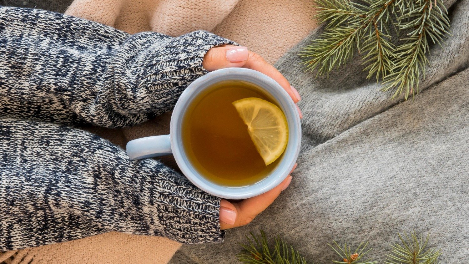 Hidratar-se com bebidas quentes e consumir vitamina C s&atilde;o h&aacute;bitos cruciais para a sa&uacute;de no inverno. -  (crédito: Freepik)
