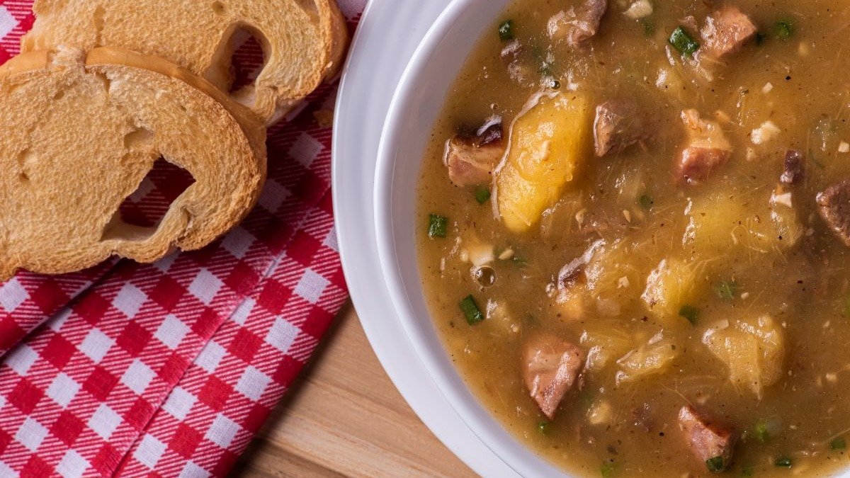 O caldo de mandioca, um prato tradicional da culin&aacute;ria mineira, &eacute; a aposta ideal para aquecer os dias frios de inverno. -  (crédito:  Flavia Novais de Getty Images)