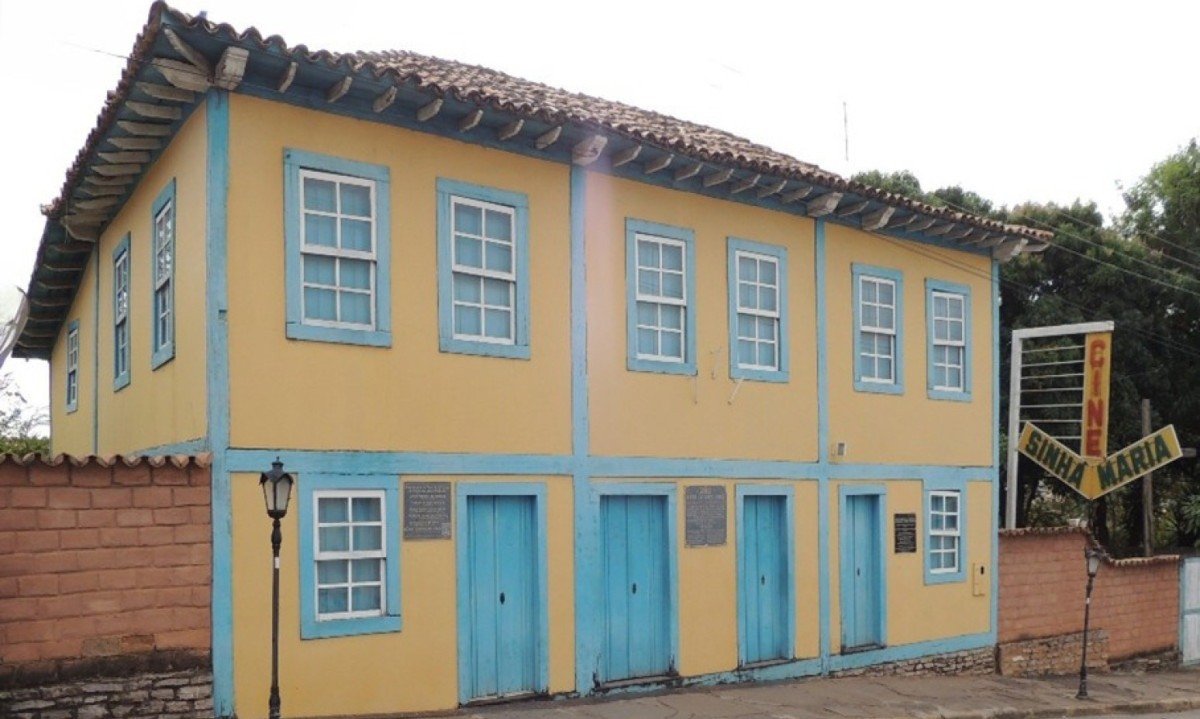Casar&atilde;o pintado de amarelo com portas azuis na cidade de Jo&atilde;o Pinheiro, em Minas Gerais