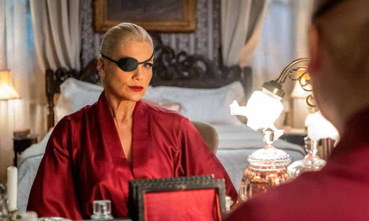 Atriz Fl&aacute;via Alessandra usa tapa-olho preto e est&aacute; caracterizada como Sandra, vil&atilde; da novela Eta mundo melhor