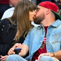 Taylor Swift e Travis Kelce doam R$ 135 milhões antes de casamento - AFP