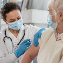 Vacina contra VSR em idosos reduz internações em 75% - FreePik/Magnific