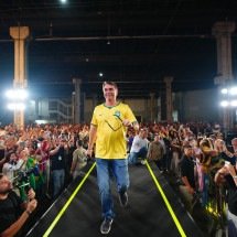 Em meio à crise, Flávio Bolsonaro rebola em evento do PL - Vittor Sales/Divulgação pré-campanha Flávio Bolsonaro