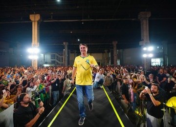 Flávio Bolsonaro dança durante evento do PL no Rio de Janeiro - (crédito: Vittor Sales/Divulgação pré-campanha Flávio Bolsonaro) Flávio Bolsonaro dança durante evento do PL no Rio de Janeiro - (crédito: Vittor Sales/Divulgação pré-campanha Flávio Bolsonaro)