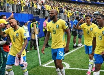 Apesar dos altos preços dos ingressos neste Mundial, estádios, como no jogo entre Brasil e Japão, têm ficado lotados -  (crédito: RONALDO SCHEMIDT / AFP)