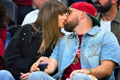 Taylor Swift e Travis Kelce fizeram doação milionária para 20 instituições de caridade -  (crédito: AFP)