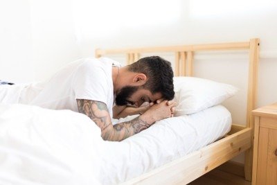 Problemas de relacionamento, baixa autoestima, medo de falhar e experiências sexuais negativas podem contribuir para o episódio -  (crédito: FreePik/Magnific)
