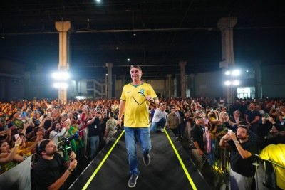 Flávio Bolsonaro dança durante evento do PL no Rio de Janeiro -  (crédito: Vittor Sales/Divulgação pré-campanha Flávio Bolsonaro)