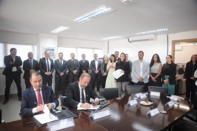 Diretor da PF, Richard Murad Macedo, e ministro das Minas e Energia, Alexandre Silveira assinam acordo de repasses de recursos para fiscalizar mineração ilegal -  (crédito: Alexandre Guszanche/ EM/D.A.Press)
