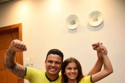 Felipe e a filha Sofia colando figurinha no álbum

 -  (crédito: Gladyston Rodrigues/EM/D.A Press)