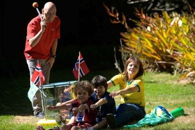 Andreas e Junia, com os filhos Joaquim e Nicolai, mostram que, independentemente 
do resultado, o clima será de celebração, com direito a tambor e remada viking -  (crédito: Leandro Couri/EM/D.A.Press.)
