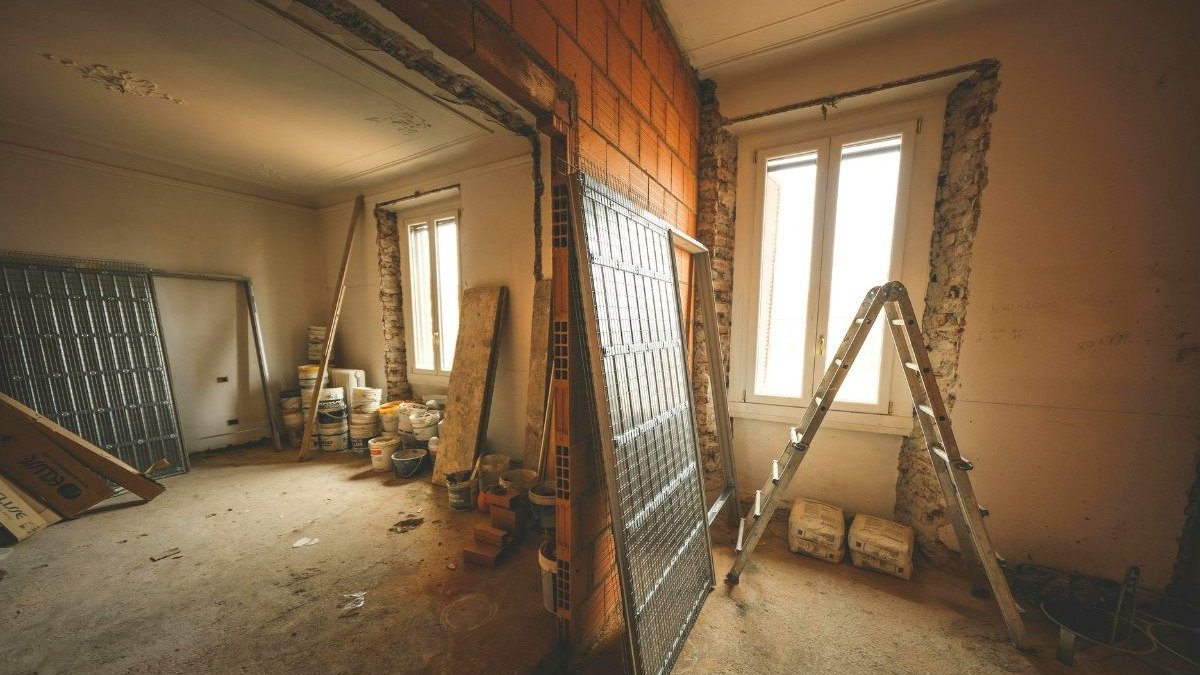 Uma casa em reforma, representando os projetos de moderniza&ccedil;&atilde;o de im&oacute;veis viabilizados pelo programa Reforma Casa Brasil. -  (crédito: Francesco Ungaro de Pexels)
