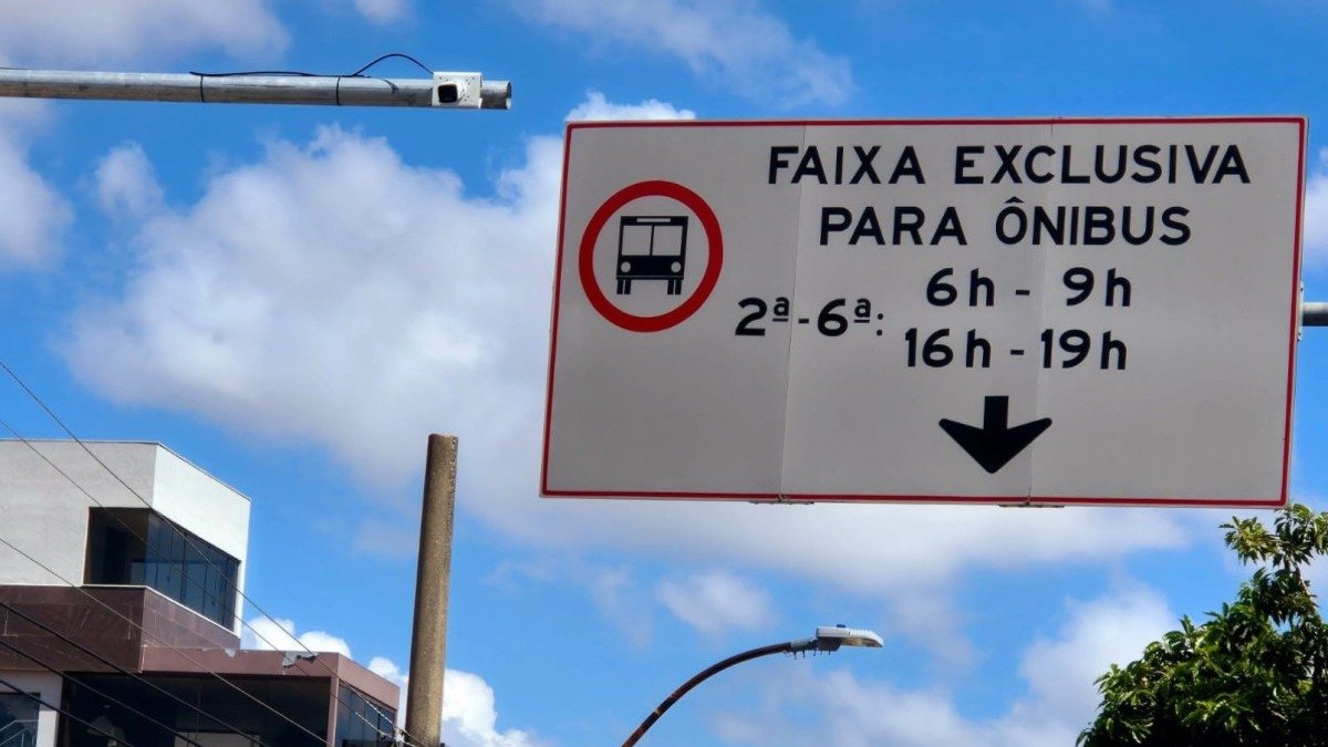 Sinaliza&ccedil;&atilde;o de faixa exclusiva para &ocirc;nibus em Belo Horizonte, um dos elementos que se beneficiar&atilde;o com o novo sistema de sem&aacute;foros inteligentes. -  (crédito: Jair Amaral/EM/D.A Press)