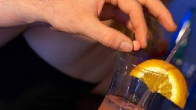 O perigo de ter bebidas adulteradas, uma t&aacute;tica do golpe 'Boa Noite Cinderela', exige vigil&acirc;ncia e medidas de preven&ccedil;&atilde;o. -  (crédito: Reprodu&ccedil;&atilde;o)