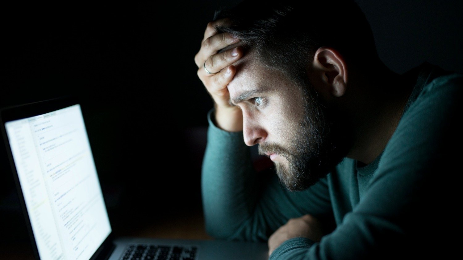Receber amea&ccedil;as na internet gera preocupa&ccedil;&atilde;o, mas h&aacute; caminhos para se proteger e denunciar crimes virtuais. -  (crédito: Freepik)