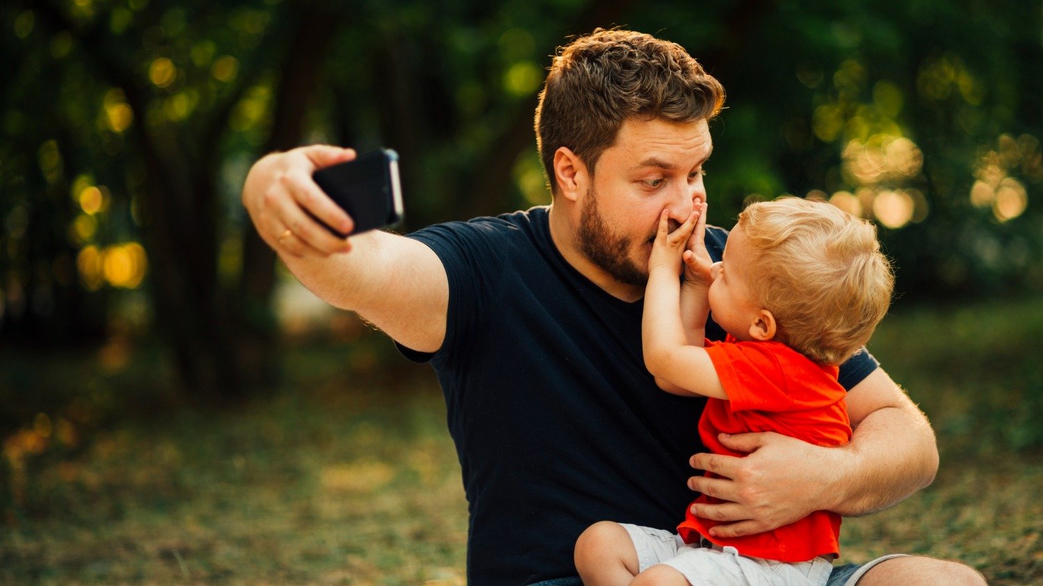 A pr&aacute;tica de registrar e compartilhar momentos dos filhos nas redes sociais levanta debates sobre privacidade e seguran&ccedil;a infantil. -  (crédito: Freepik)