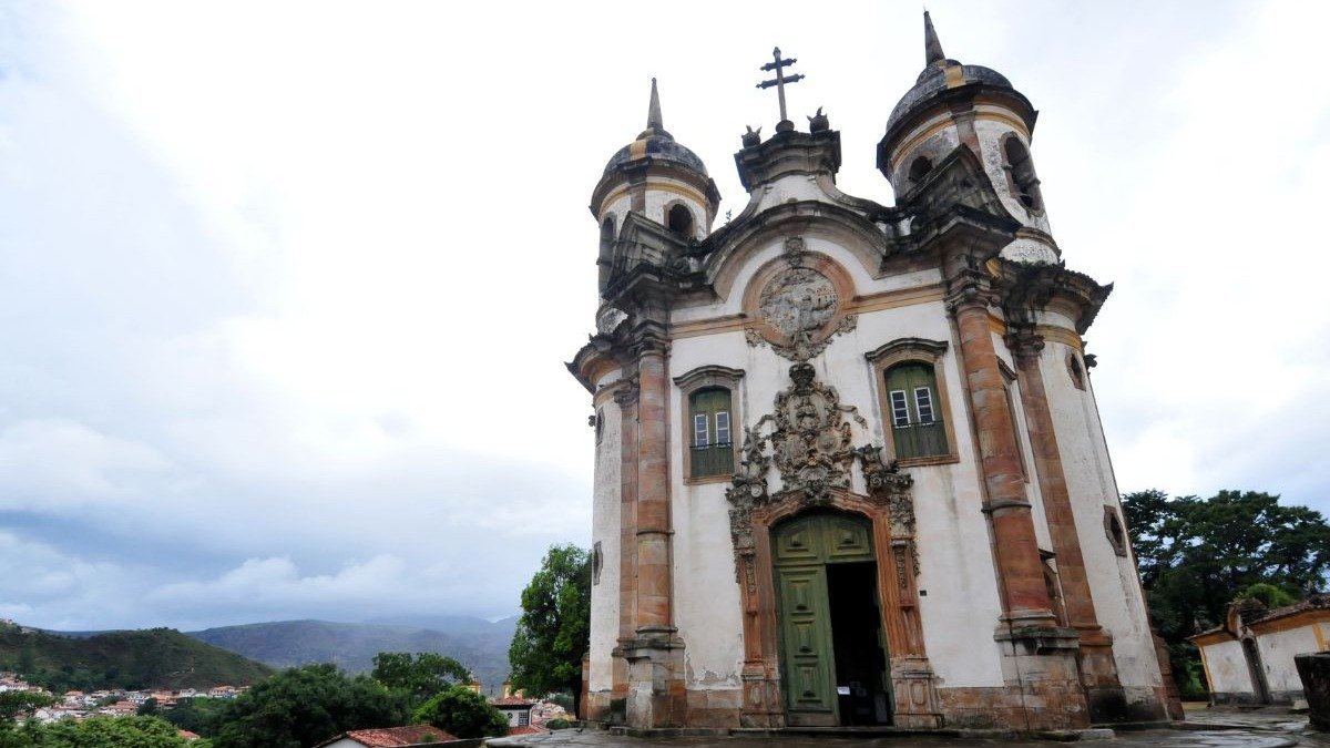 A arquitetura barroca mineira, tema da reportagem, &eacute; evidenciada pela impon&ecirc;ncia desta igreja hist&oacute;rica. -  (crédito: T&uacute;lio Santos/EM)