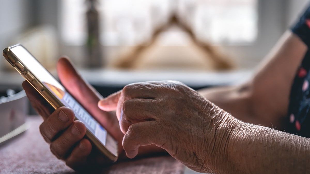 A tecnologia oferece novas formas de conex&atilde;o e combate ao isolamento para idosos, facilitando a intera&ccedil;&atilde;o e o bem-estar social. -  (crédito: Freepik)