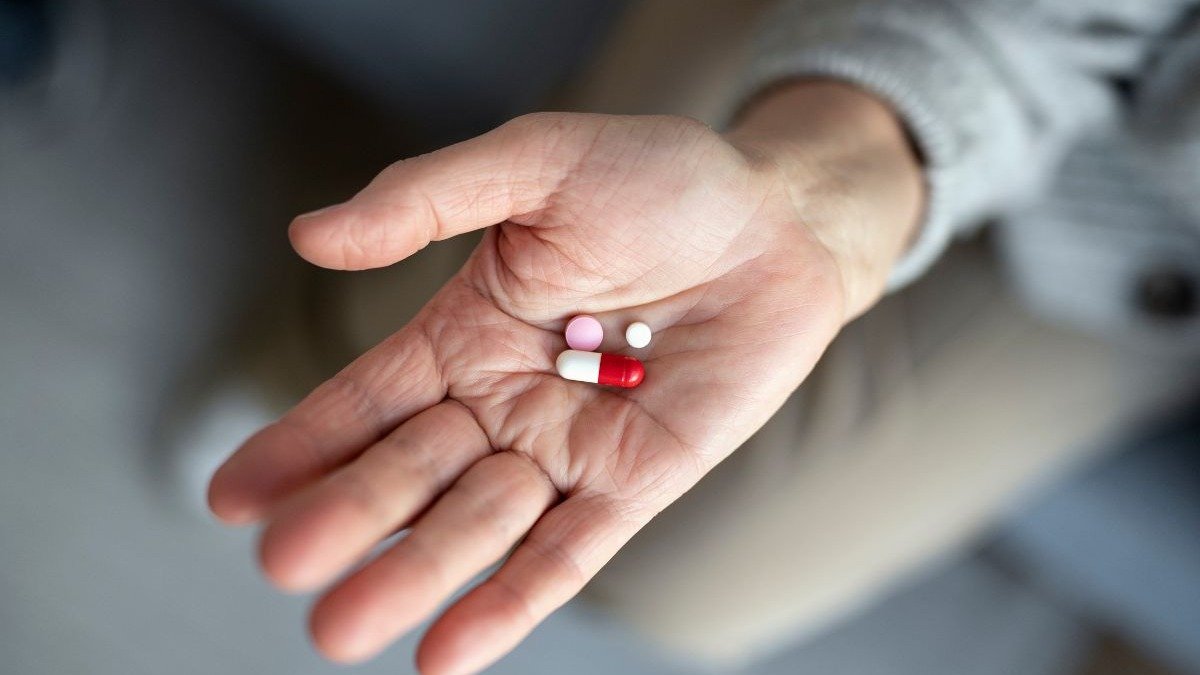 A automedica&ccedil;&atilde;o com rem&eacute;dios para dormir traz riscos &agrave; sa&uacute;de, como depend&ecirc;ncia e efeitos colaterais. -  (crédito: Freepik)