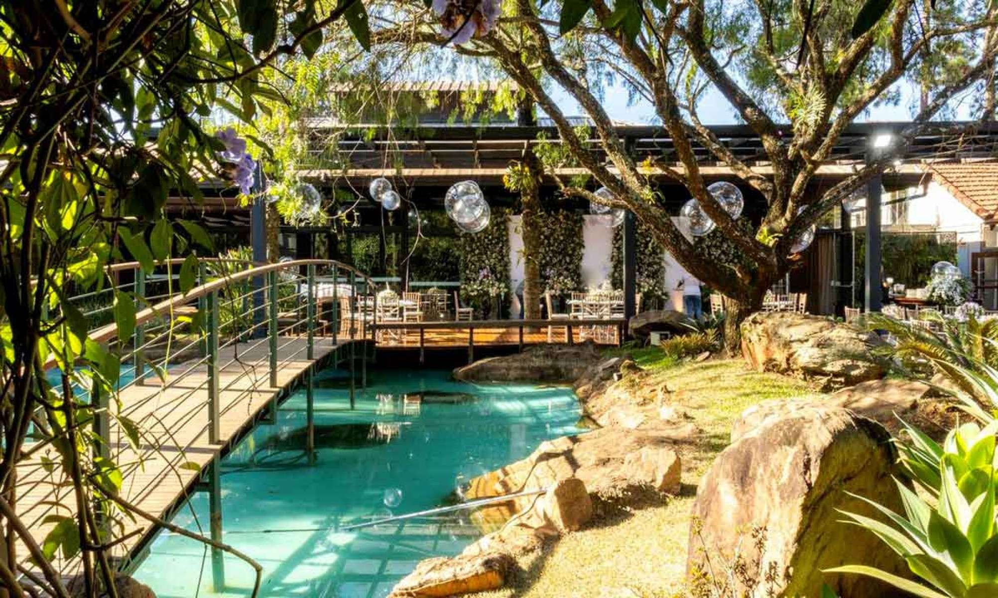 Espa&ccedil;o Mari&acirc;ngela, do Mari&acirc;ngela buffet,  conta com &aacute;rea externa, lago, ponte e sal&atilde;o coberto