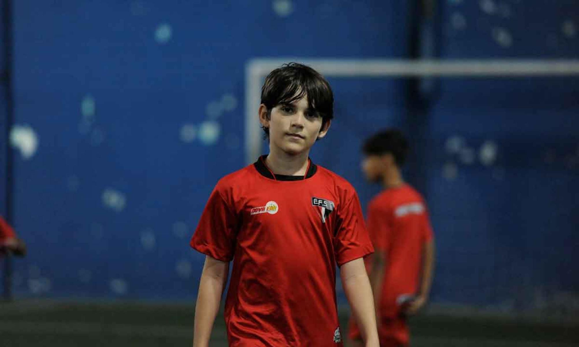 aos 13 anos, daniel assume ares de comentarista de futebol:  "Est&aacute; faltando organiza&ccedil;&atilde;o", opina  