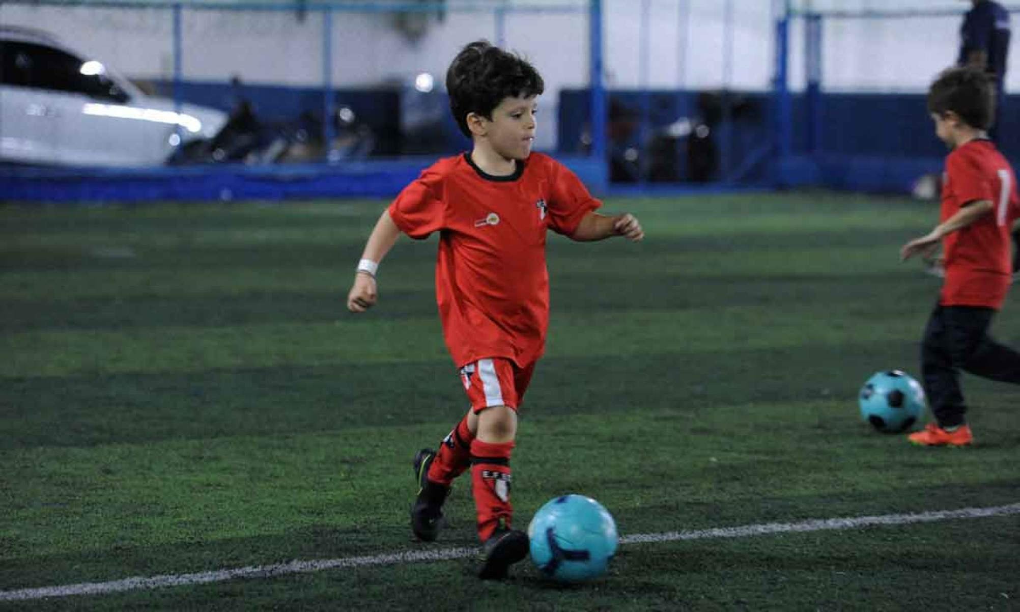 j&aacute; dominando a bola, Eduardo, de 5 anos, n&atilde;o hesita: "O brasil vai ganhar" 