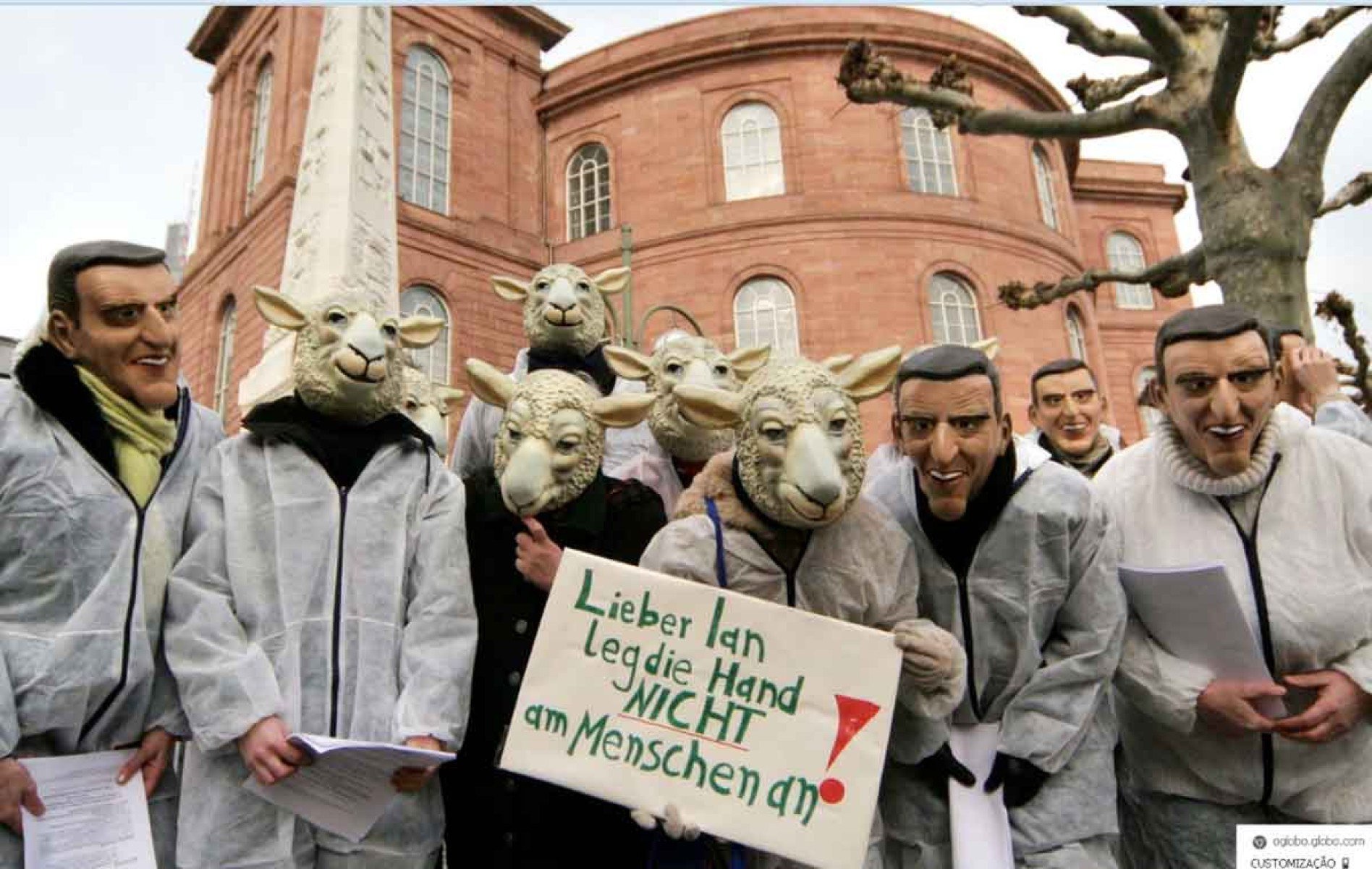  Em 2005, manifestantes protestaram em Frankfurt contra a autoriza&ccedil;&atilde;o  concedida ao cientista Ian Wilmut para clonar embri&otilde;es humanos destinados &agrave; pesquisa m&eacute;dica. Com m&aacute;scaras de ovelha e cartazes, temiam que os estudos  levassem &agrave; clonagem de pessoas. Wilmut negou essa possibilidade