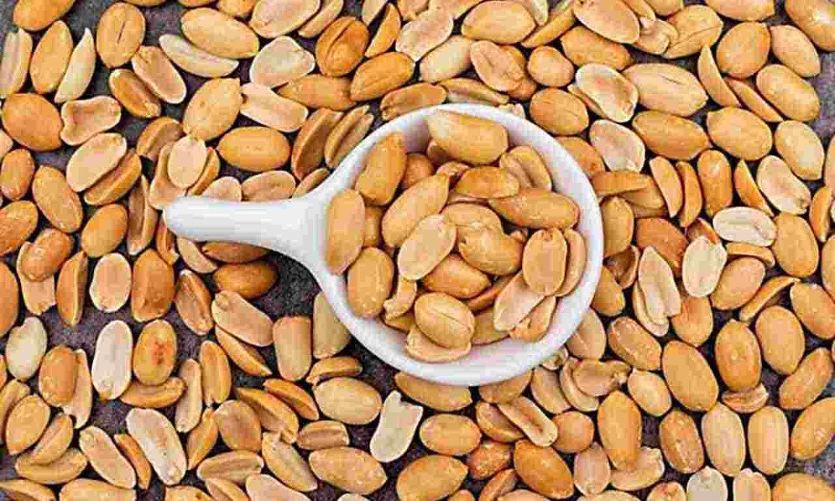 Antes de consumir amendoim, é importante verificar se não tem alergia. Ele faz parte da seleta lista de alimentos que estão entre os mais comuns para pessoas alérgicas, ao lado de leite, ovos, castanhas, trigo, peixe e frutos do mar  -  (crédito:  8photo por freepik)