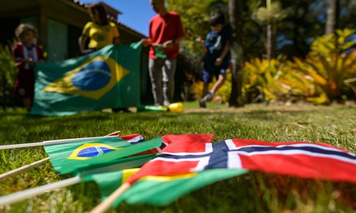 O noruegu&ecirc;s Andreas Lavik Lie e a mineira Junia Chaves Andrade deixam os filhos Joaquim, de 6 anos, e Nicolai, de 9, livres para escolher suas torcidas