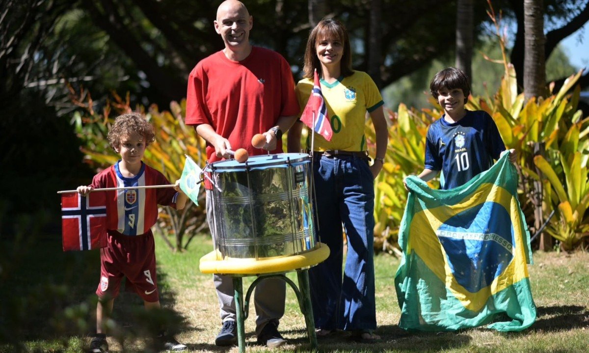 O noruegu&ecirc;s Andreas Lavik Lie e a mineira Junia Chaves Andrade deixam os filhos Joaquim, de 6 anos, e Nicolai, de 9, livres para escolher suas torcidas-Leandro Couri/EM/DA Press