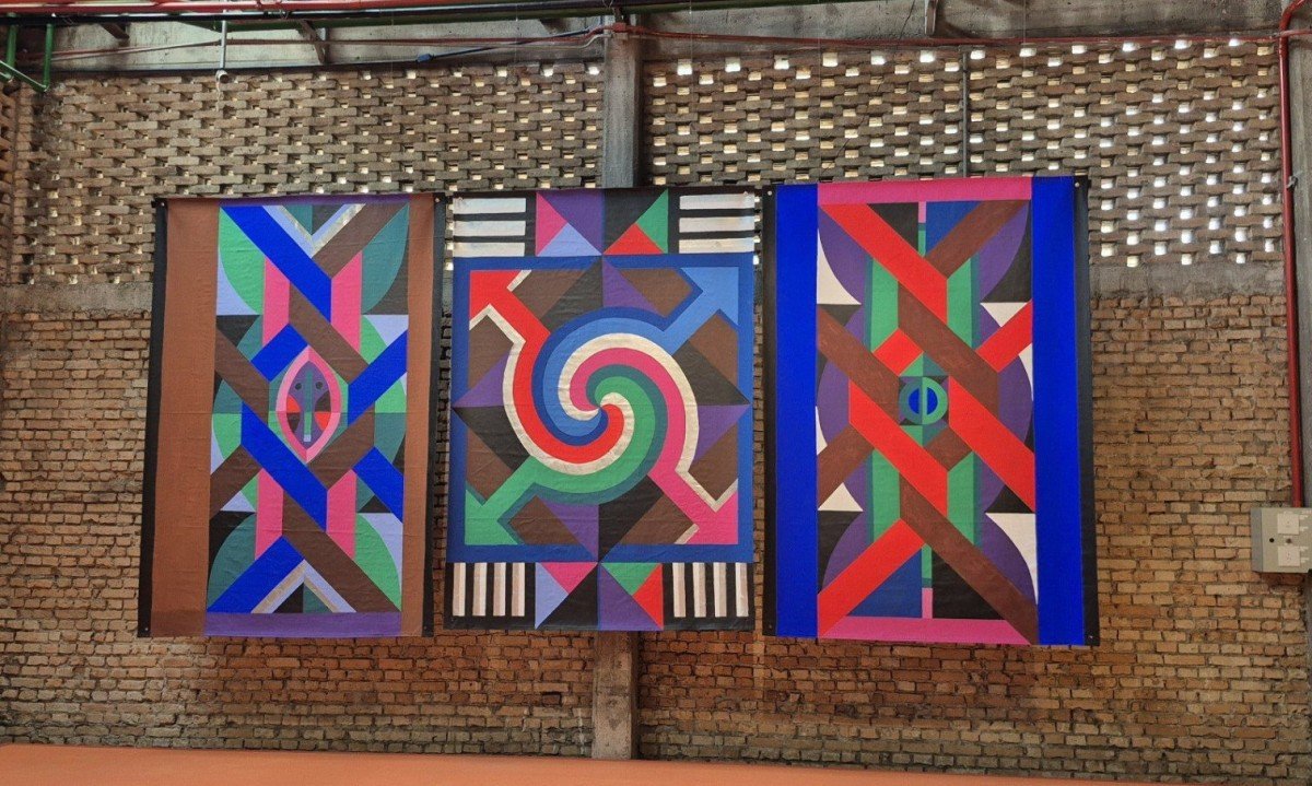  Pinturas com signos africanos em cortes fortes, como vermelho azul e laranja, de Jorge dos Anjos, exposta no Sesc Pompeia, em S&atilde;o Paulo
