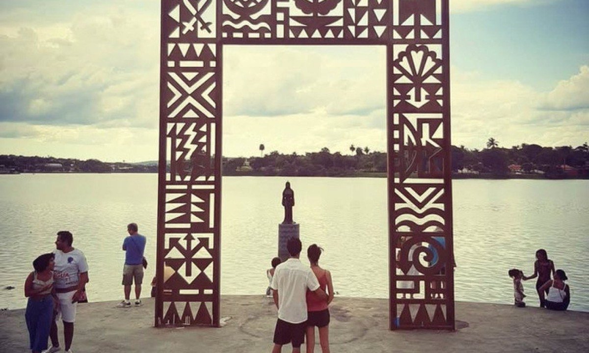  Portal da mem&oacute;ria, feito em ferro e com elementos africanos, por Jorge dos Anjos, est&aacute; instalado na Lagoa da Pampulha e emoldura escultura de Iemanj&aacute;