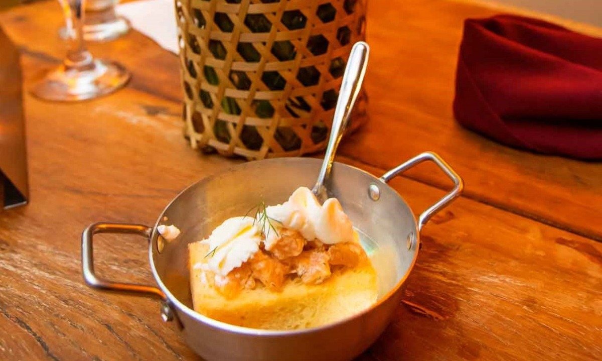 VER&Atilde;O - Brioche tostado com salm&atilde;o curado   
