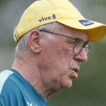 Ancelotti interage com jornalistas, faz pergunta e tieta comentarista - No Ataque Internacional