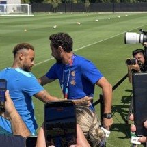Em treino da Seleção, Neymar vai até jornalistas para dar um abraço - No Ataque Internacional