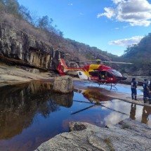 MG: mulher cai em cachoeira usada como tobogã e é resgatada de helicóptero - Reprodução/CBMMG