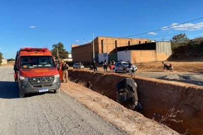 Carro capota e cai em córrego em Janaúba -  (crédito: Divulgação/CBMMG)