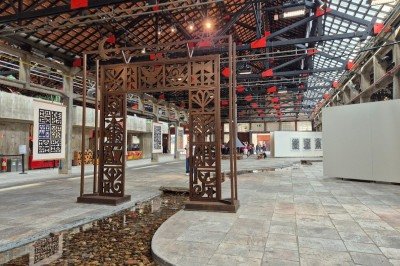 Instalação 'Sem título', de Jorge dos Anjos, homenageia o Rio São Francisco e dialoga com 'Portal da memória', conhecido como 'Portal de Iemanjá', na Pampulha, em BH -  (crédito: Sesc/reprodução)