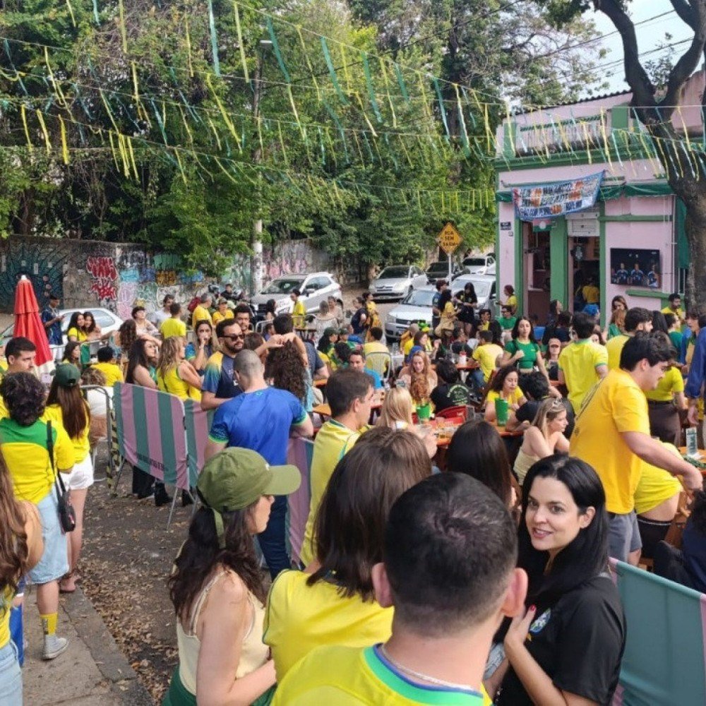 Bar mais antigo de BH reúne torcida do Brasil para jogo contra Noruega