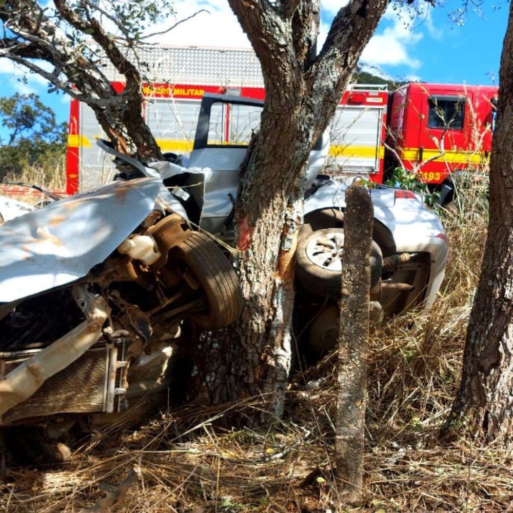 Mulher capota carro, bate contra árvore e morre em Minas