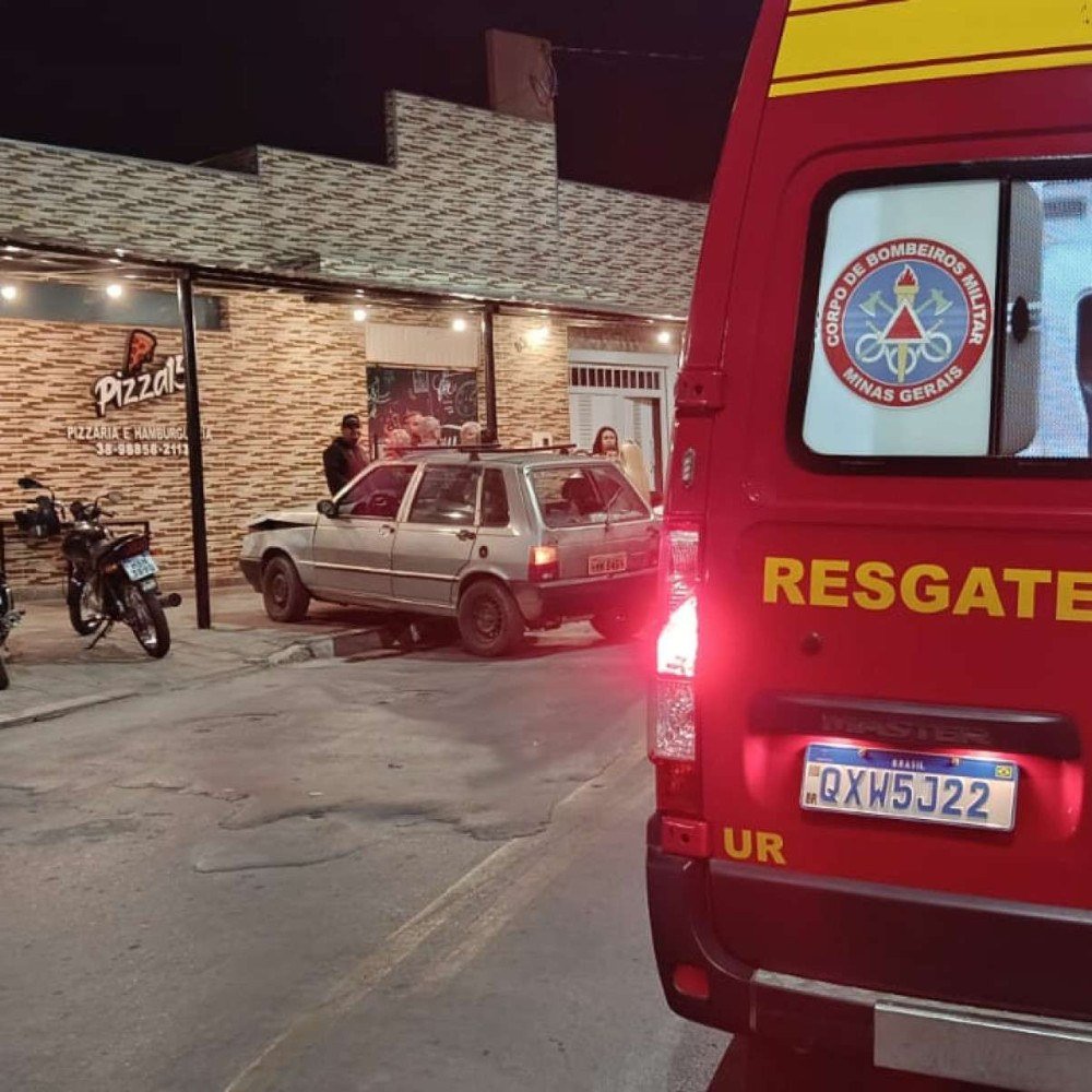 Homem perde controle do carro, invade pizzaria e atropela clientes em Minas
