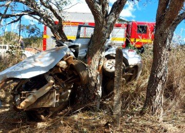 Capotamento termina em tragédia após carro ser arremessado contra árvore em MG -  (crédito: Corpo de Bombeiros/Reprodução)