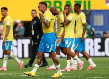Neymar e seus companheiros deixam o gramado do Met Life Stadium desolados com a desclassificação da Copa do Mundo -  (crédito: Odd ANDERSEN / AFP)