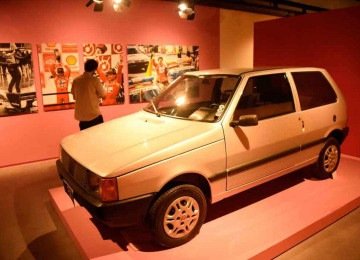 Fiat Uno dado de presente a Adriane Galisteu pelo piloto Ayrton Senna, que foi o primeiro a dirigir o carro, segundo curador da mostra
 -  (crédito: GLADYSTON RODRIGUES/EM/D.APRESS)